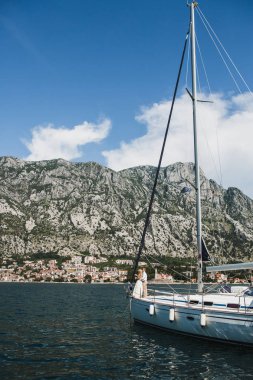 Güzel şık gelin ve damat onların düğün da denize yelken Lüks Yat üzerinde