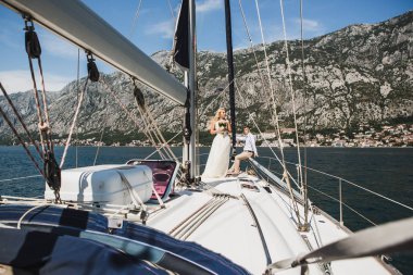 Güzel şık gelin ve damat onların düğün da denize yelken Lüks Yat üzerinde