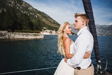 Düğün çift denizin Montenegr yelken Lüks Yat üzerinde