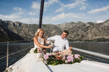 Birlikte seyahat bir sıcak yaz gününde güzel şık gelin ve damat üzerinde lüks yat