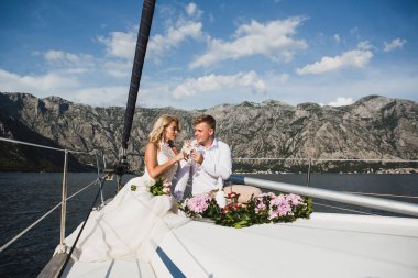 Birlikte seyahat bir sıcak yaz gününde güzel şık gelin ve damat üzerinde lüks yat