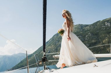 Beyaz bir gelinlik düğün da denize yelken lüks yatta güzel şık gelin