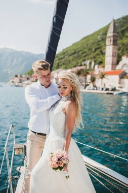 Güzel şık gelin ve damat onların düğün da denize yelken Lüks Yat üzerinde