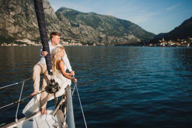 Güzel şık gelin ve damat onların düğün da denize yelken Lüks Yat üzerinde