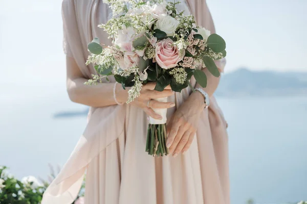 Frauenhände Mit Wunderschönem Pastellweißem Und Rosa Blumenstrauß Brautblumenschmuck — Stockfoto