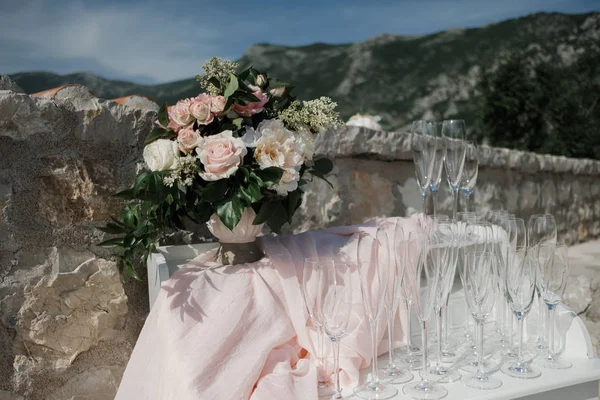 Schöne Weiße Und Rosa Blumenschmuck Arrangement Auf Dem Hochzeitstisch Brautblumenschmuck — Stockfoto