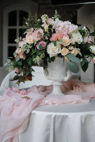 Schöne Weiße Und Rosa Blumenschmuck Arrangement Auf Dem Hochzeitstisch Brautblumenschmuck — Stockfoto