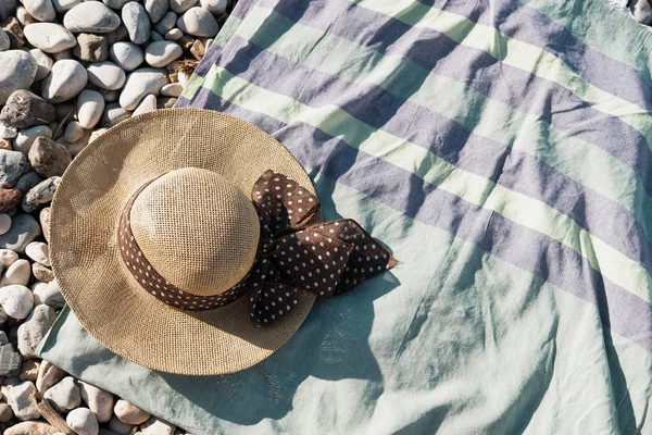 Composição Verão Com Chapéu Toalha Verde Uma Praia Seixos Perto — Fotografia de Stock