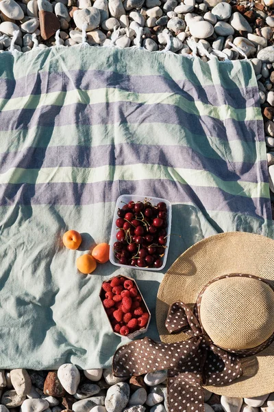 Sommerkomposition Mit Hut Beeren Und Sonnenbrille Einem Kieselstrand Der Nähe — Stockfoto