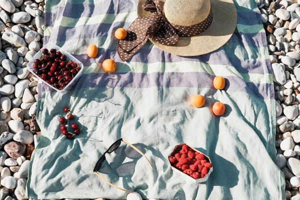 Sommerkomposition Mit Hut Beeren Und Sonnenbrille Einem Kieselstrand Der Nähe — Stockfoto