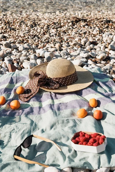 Sommerkomposition Mit Hut Beeren Und Sonnenbrille Einem Kieselstrand Der Nähe — Stockfoto