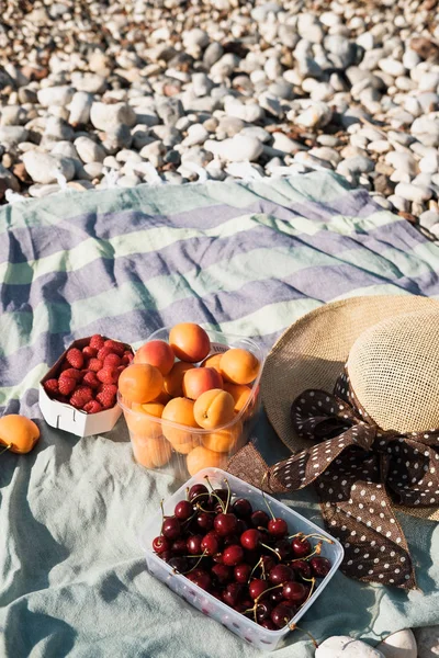 Sommerkomposition Mit Hut Beeren Und Sonnenbrille Einem Kieselstrand Der Nähe — Stockfoto