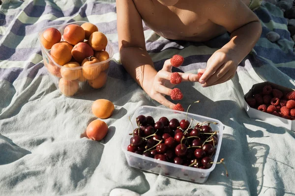 Netter Junge Mit Beeren Und Sonnenbrille Einem Kieselstrand Meer Sommerkonzept — Stockfoto