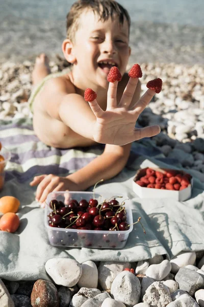 Lindo Chico Con Bayas Gafas Sol Una Playa Guijarros Cerca — Foto de Stock