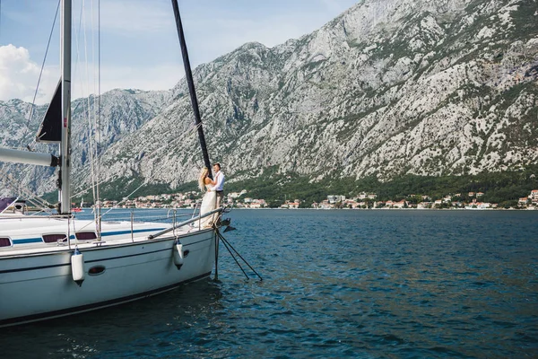 Svatební Pár Luxusní Jachtě Plující Moři Montenegro — Stock fotografie