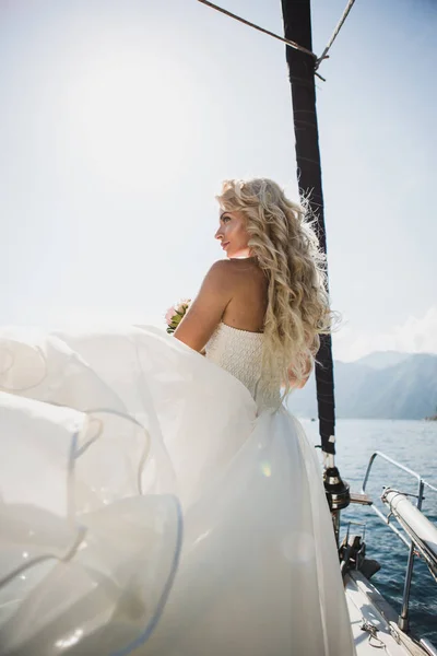 Bela Noiva Elegante Vestido Noiva Branco Iate Luxo Navegando Pelo — Fotografia de Stock