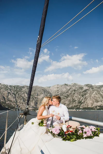 Bellissimi Sposi Eleganti Sullo Yacht Lusso Che Viaggiano Insieme Una — Foto Stock