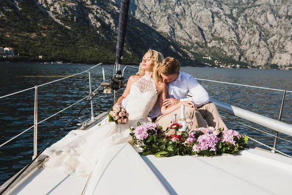 美丽的时尚新娘和新郎在豪华游艇一起旅行在一个温暖的夏天天 — 图库照片