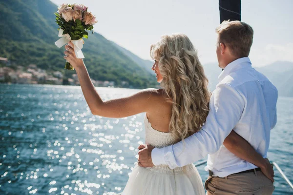 Svatební Pár Luxusní Jachtě Plující Moři Montenegro — Stock fotografie