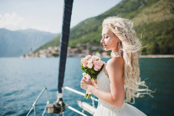 Bela Noiva Elegante Vestido Noiva Branco Iate Luxo Navegando Pelo — Fotografia de Stock
