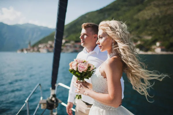 美丽的时尚新娘穿着白色婚纱在豪华游艇上航行在海上婚礼 — 图库照片