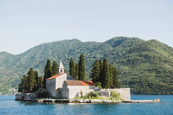 Saint George Adası Kotor Körfezi, Karadağ Perast sahil üzerinde