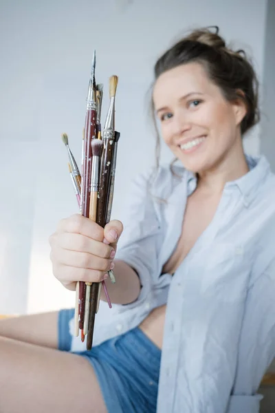 Artista Feminina Pintora Mão Com Pincéis Frente Tela Desenho Interior — Fotografia de Stock