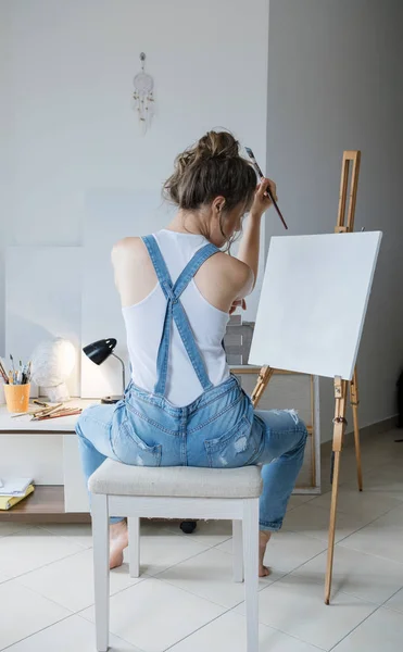 Search Inspiration Sad Woman Painter Front Canvas Drawing Artist Studio — Stock Photo, Image
