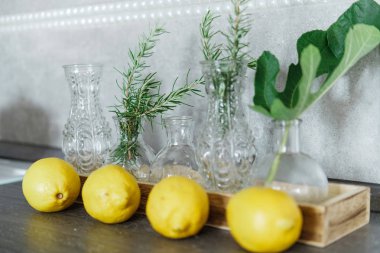 Limon ve mutfak masasının üzerinde bitki kekik