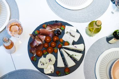 Otlar ve kiraz domates bir hizmet tablo peynir