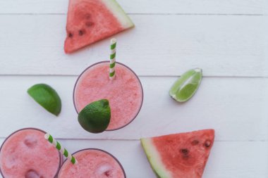 Smoothies taze karpuz, kireç buz beyaz bir tablo ile. Üstten görünüm