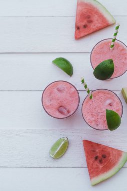 Smoothies taze karpuz, kireç buz beyaz bir tablo ile. Üstten görünüm