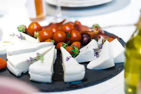 Käse Mit Kräutern Und Kirschtomaten Auf Dem Serviertisch — Stockfoto