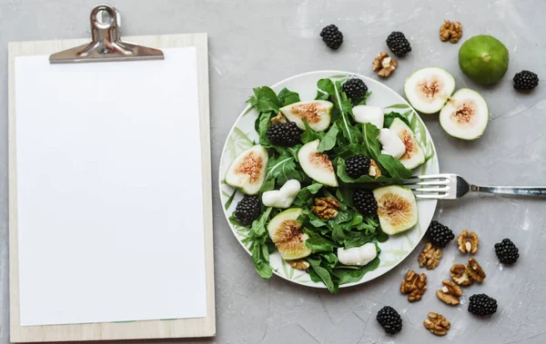 Salat Mit Rucola Feigen Brombeere Und Walnuss Auf Weißem Tisch — Stockfoto