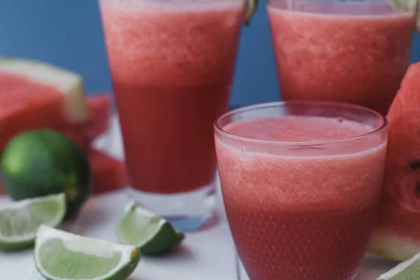 Batidos Sandía Fresca Lima Con Hielo Sobre Fondo Azul —  Fotos de Stock