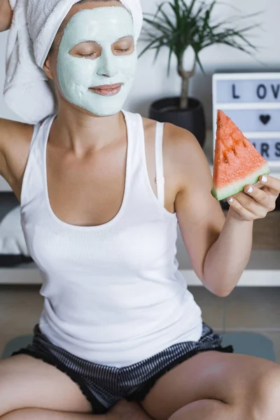 Wanita Muda Berambut Pirang Dengan Handuk Kepala Dan Masker Wajah — Stok Foto