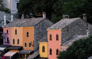 Eski kasaba evleri ve renkli evler mostar Bosna Hersek