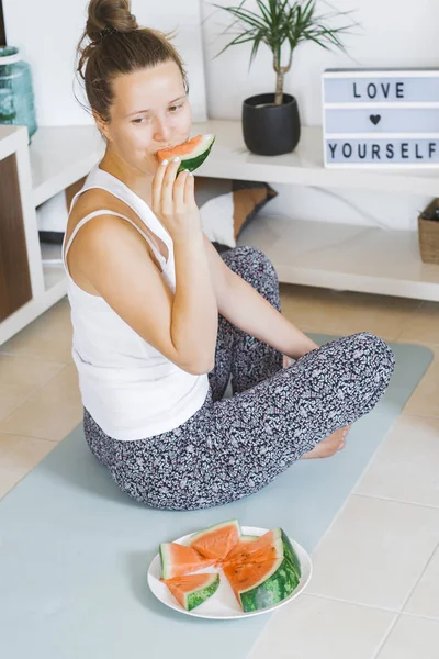 Joven Mujer Rubia Bonita Descansando Comiendo Sandía Casa Concepto Bienestar —  Fotos de Stock