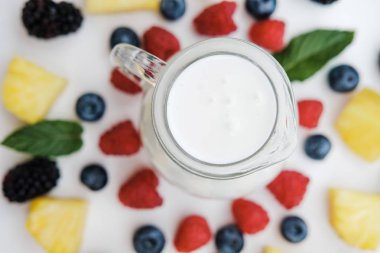 Smoothies çilek, ananas ve yoğurt ile ahududu için malzemeler. Düz yatıyordu, en iyi görünümü