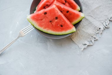 Karpuz dilimleri yaz gri bir arka plan üzerinde bir tabakta. Kopya alanı