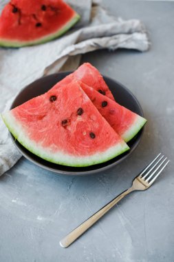 Karpuz dilimleri yaz gri bir arka plan üzerinde bir plaka üzerinde