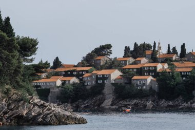 Karadağ'daki Sveti Stefan adada eski şehir görüntüleyin. Balkanlar, Adriyatik Denizi.