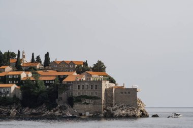 Karadağ'daki Sveti Stefan adada eski şehir görüntüleyin. Balkanlar, Adriyatik Denizi.