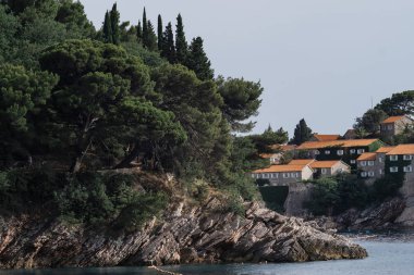 Karadağ'daki Sveti Stefan adada eski şehir görüntüleyin. Balkanlar, Adriyatik Denizi.