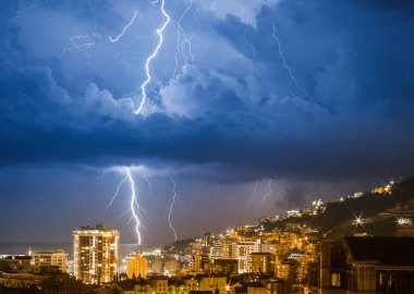 Fırtına gece Karadağ Budva şehri