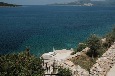 Boş şezlong deniz kenarında. Seyahat, turizm ve rekreasyon