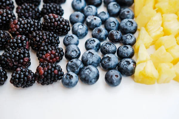 Pohled Zdravých Plodů Barvách Duhy Ananas Ostružiny Borůvky Maliny Mátou — Stock fotografie