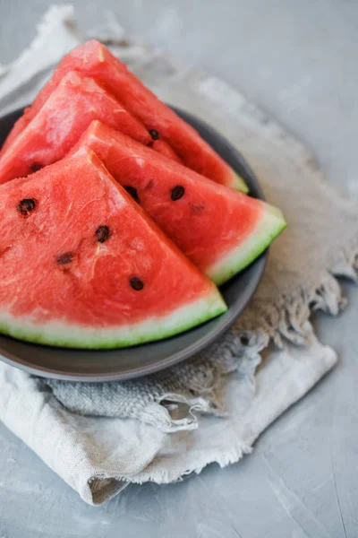 Las Rodajas Sandía Plato Verano Sobre Fondo Gris — Foto de Stock