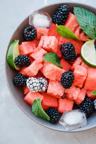 Salada Fruto Partes Melancia Amora Preta Congelada Visco Uma Chapa — Fotografia de Stock