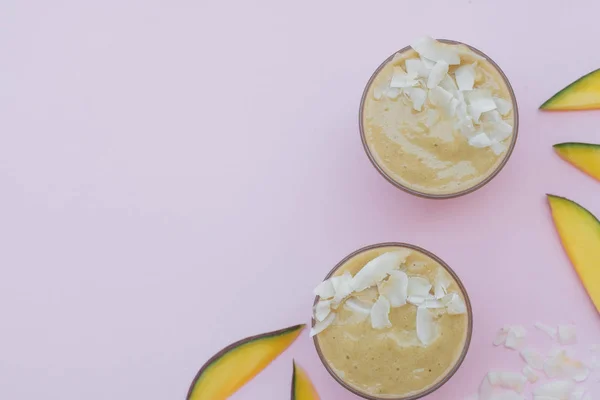 Nyttig Frukost Smoothies Mango Banan Och Apelsin Ett Rosa Bord — Stockfoto